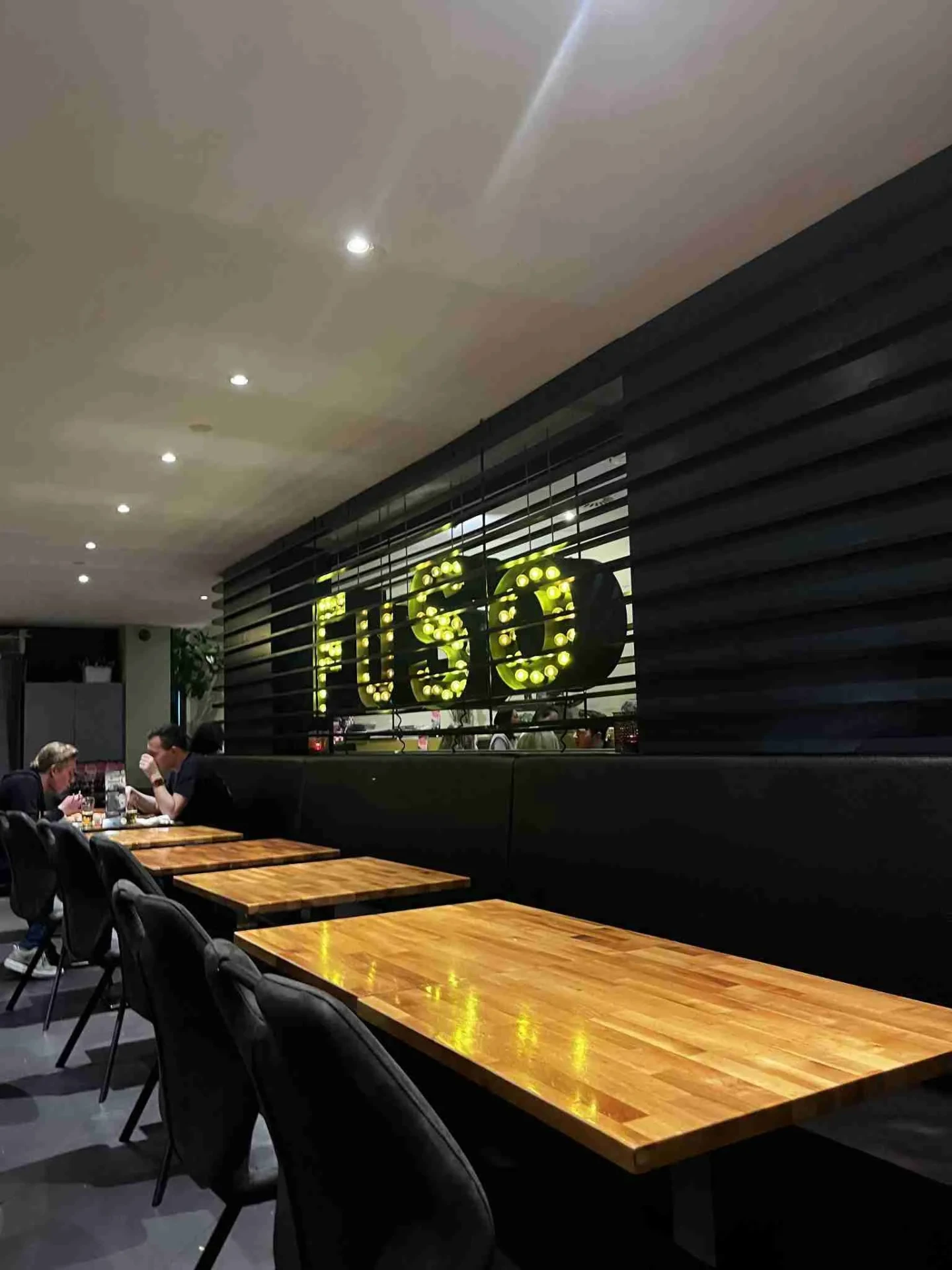 Interieur van Restaurant Fuso met verlicht FUSO-logo