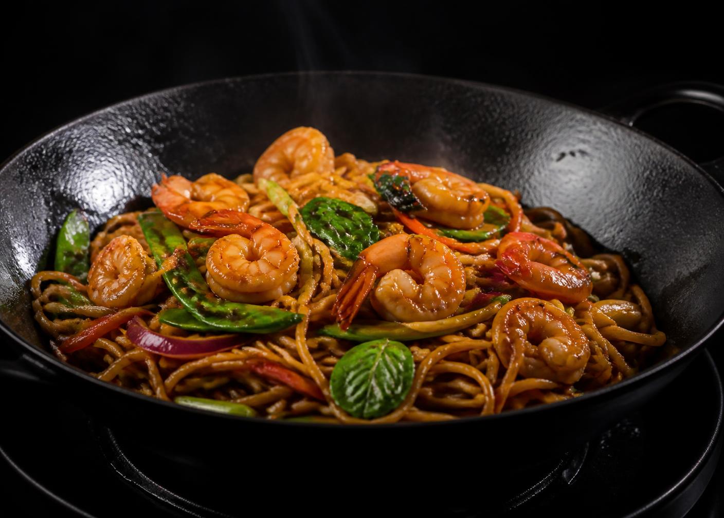 Wokgerecht met noodles, groenten en garnalen